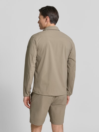 Männermodel trägt Regular Fit Jacke mit Umlegekragen Modell 'Motion' von SCANDINAVIAN EDITION in Beige, elastischer Material-Mix, Ganzkörperansicht Rückansicht.