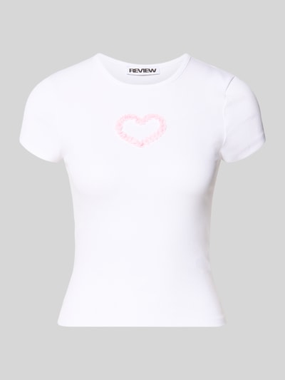 Produktfoto, weißes T-Shirt mit Rundhalsausschnitt Modell 'PREPPY HEART' von Review, Baumwoll-Mix mit Stretch, gerader Schnitt, zartes rosa Herz auf der Brust, feine Rippenstruktur, kurze Länge.