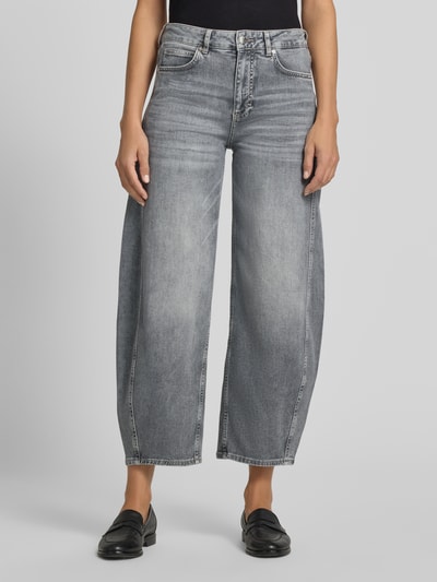 Vrouwenmodel draagt grijze Barrel jeans uit katoenmix model 'Meni moon' van OPUS PANTS, Dames jeans, voorkant, close-up bovenlichaam