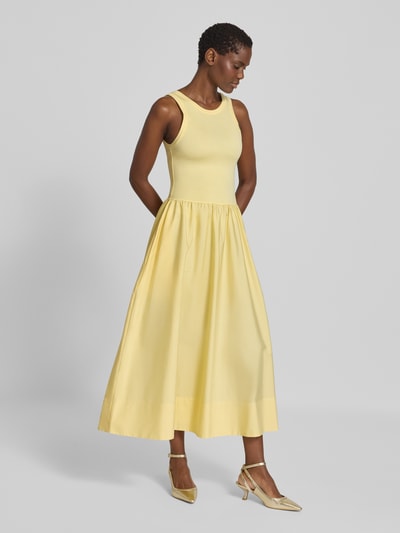 Kobiece modelka nosi Fit and Flare Freizeitkleid aus Viskose-Mix von Polo Ralph Lauren w jasnym żółtym kolorze, sukienki casualowe, pełny widok z przodu.