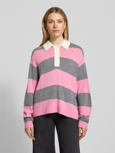 Vrouwenmodel draagt Regular Fit Strickpullover aus Woll-Mix mit Kaschmir-Anteil Modell 'JARN' van Essentiel Antwerp, meerkleurig gestreept met applicatie en polokraag, gebreide textuur, lange mouwen, vooraanzicht bovenlichaam.