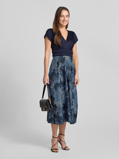 Vrouwenmodel draagt Maxikleid mit floralem Print van Swing in marineblauw, getailleerde pasvorm, V-hals, korte mouwen, volledige vooraanzicht.