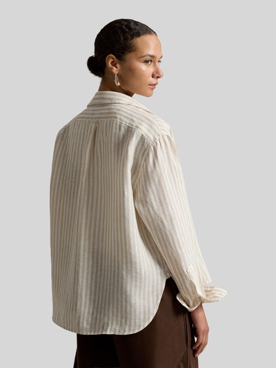 Frauenmodel trägt Boxy Fit Leinenbluse mit Allover-Muster von Polo Ralph Lauren, gestreiftes Design in Beige und Weiß, reine Leinen-Textur, Ganzkörperansicht Rückansicht.