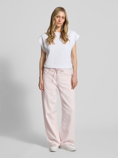 Frauenmodel trägt Baggy Jeans aus Lyocell-Mix mit Leinen-Anteil von Cambio, Optik: Unifarben, Passform: Baggy, 5-Pocket-Design, Ganzkörperansicht von vorne.