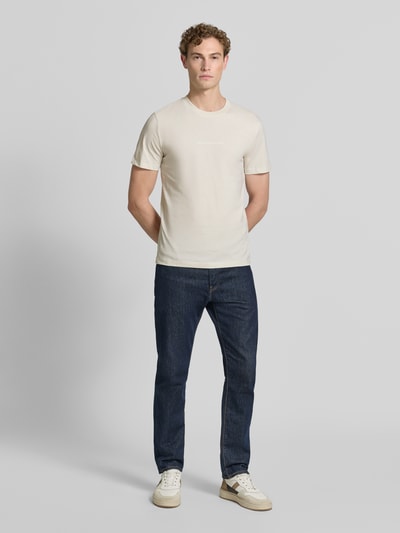 Männermodel trägt Regular Fit T-Shirt aus reiner Baumwolle von Tom Tailor Denim, Optik: Unifarben, Passform: Regular-Fit, Rundhals, Kurzarm, Material: Reine Baumwolle, Herren T-Shirt, Ganzkörperansicht von vorne.