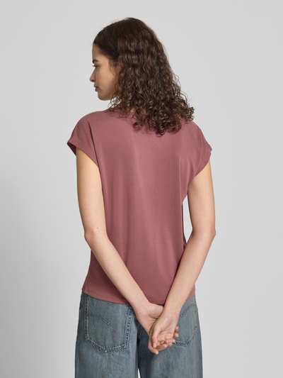 Frauenmodel trägt Loose Fit T-Shirt aus Modal-Mix Modell 'FREE' von Only in Unifarbe, V-Ausschnitt, Kurzarm, Ganzkörperansicht Rückansicht.
