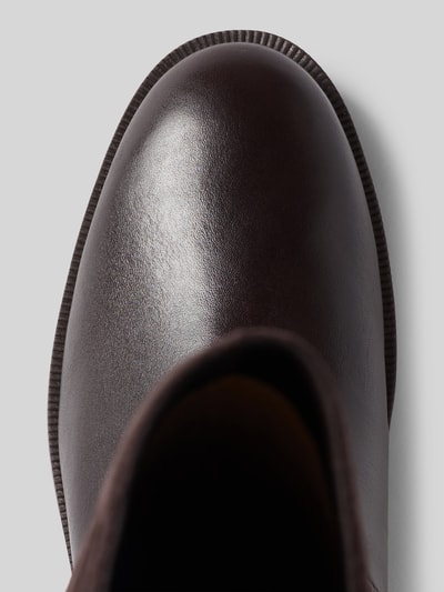 Produktfoto, Stiefel aus echtem Leder von MICHAEL Michael Kors, glatte braune Oberfläche, abgerundete Form, Detailaufnahme, Damenmodell.