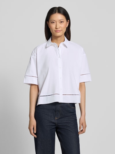 Vrouwenmodel draagt witte dames blouse Boxy Fit Bluse mit 1/2-Arm model 'Zlana' van Someday, katoenmix met stretch, overhemdkraag, 1/2-mouwen, ruglengte maat 36 57 cm, mouwlengte maat 36 24 cm, rechte vorm, gladde structuur, ganzkörperansicht van voren.