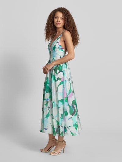 Frauenmodel trägt Midikleid aus Lyocell-Mix Modell 'ARLETHA' von Bardot, Taillierter Schnitt, Allover-Look, Rückenschnürung, Ganzkörperansicht von vorne.