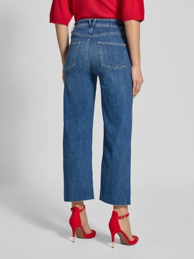 Vrouwenmodel draagt Jeans in verkorte pasvorm Modell 'KIRA 6/8' van Raffaello Rossi, katoenmix met stretch, franjes en sierstenen, blauw, volledige achteraanzicht