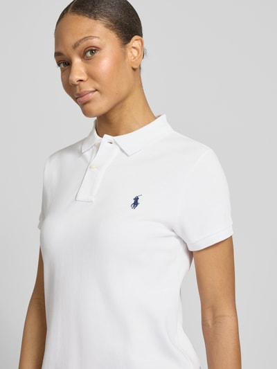 Kobiece model prezentuje Straight Fit Polokleid aus reiner Baumwolle von Polo Ralph Lauren, biały kolor, krótki rękaw, logo, bawełniany pique; zbliżenie na górną część ciała