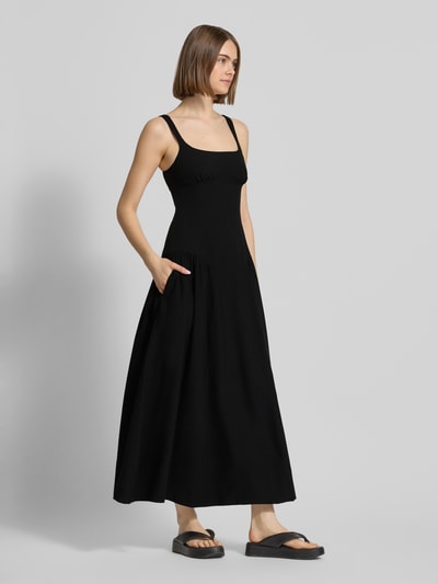 Frauenmodel trägt Maxikleid mit Rundhalsausschnitt Modell 'VIOLA' von Topshop, Viskose-Mix mit Leinen-Anteil, taillierter Schnitt, breite Träger, einfarbig Schwarz, glatte Textur, Ganzkörperansicht von vorne.