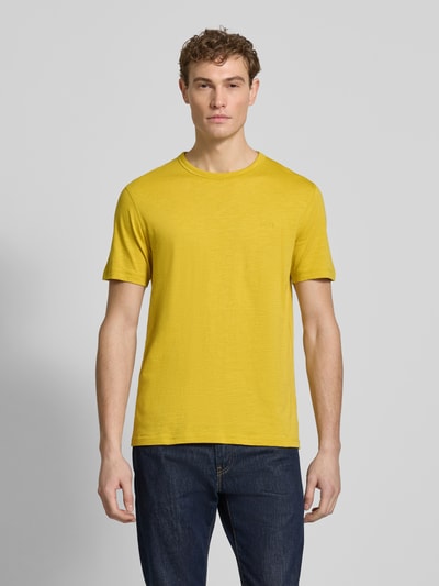 Männermodel trägt Regular Fit T-Shirt aus reiner Baumwolle Modell 'TEGOOD' von BOSS Orange in Gelb, unifarben, Ganzkörperansicht von vorne.