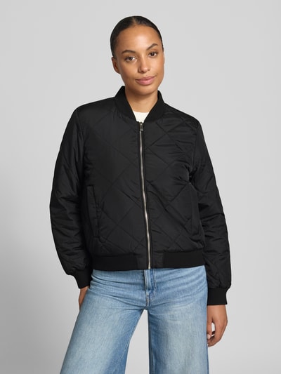 Vrouwenmodel draagt zwarte Regular Fit bomberjack met ribboordjes van Tom Tailor Denim, dames bomberjack/blouson, close-up bovenlichaam.