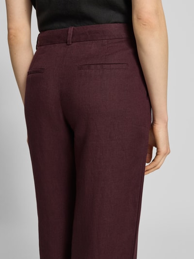 Frauenmodel trägt Leinenhose mit Eingrifftaschen Modell 'SALARA' von Samsøe Samsøe in Bordeaux, Reine Leinen, Wide-Leg-Pants, Ganzkörperansicht Rückansicht