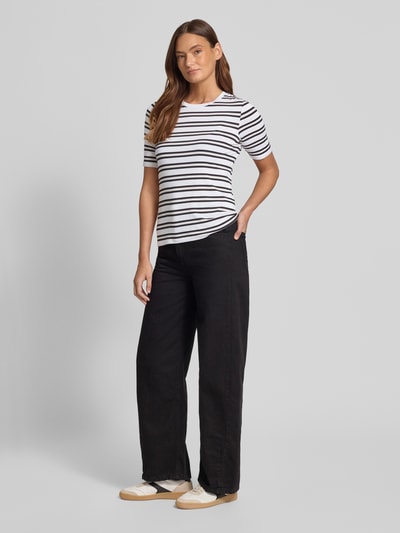 Frauenmodel trägt T-Shirt mit Rundhalsausschnitt von Comma, Viskose-Mix mit Stretch-Anteil, körpernaher Fit, Ganzkörperansicht von vorne.