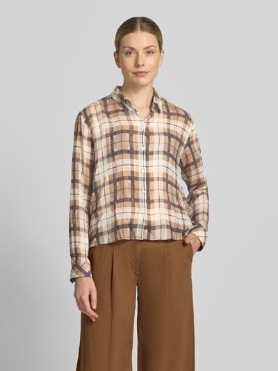 Frauenmodel trägt Bluse mit Schurwolle-Anteil und Kentkragen von Smith and Soul, karierte Muster, sanfte Braun- und Beigetöne, Regular Fit, Knopfleiste, Ganzkörperansicht von vorne.