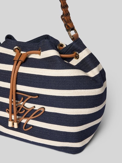 Produktfoto, Beuteltasche aus Baumwoll-Mix von Tommy Hilfiger mit Optik:Allover-Muster, gestreift, Logo-Applikation, Tunnelzug, Hauptfach, gewebter, verstellbarer Kontrast-Schulterriemen