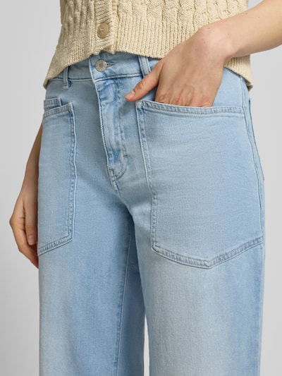 Frauenmodel trägt Straight Fit Jeans mit aufgesetzten Taschen Modell 'Melly' von OPUS PANTS, hellblau, Baumwoll-Mix, Nahaufnahme Oberkörper. 5-Pocket-Design, Knopf- und Reißverschluss, Bundweite 39 cm, Innenbeinlänge 71 cm.
