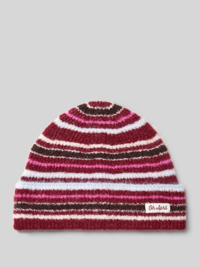 Produktfoto, Beanie mit Label-Detail Modell 'Arlo' von OH APRIL, Material-Mix mit Woll-Anteil, breite Krempe, gestreiftes Muster in Rot, Rosa, Weiß und Braun, weiche Textur, Damen Beanie