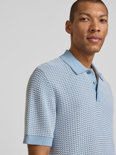 Męski model nosi Regular Fit Poloshirt in Strick-Optik Modell 'Kingsley' od Jack & Jones Premium z bawełny, kolor jasnoniebieski, imitacja dzianiny, polo-kragen, krótki rękaw, elastyczne wykończenia, długość tyłu w rozmiarze M: 77 cm, zbliżenie na górną część tułowia z przodu.