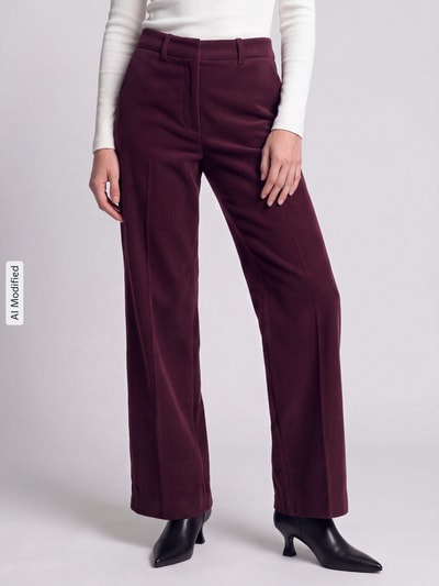 Frauenmodel trägt Relaxed Fit Cordhose seitliche Eingrifftaschen 'ALEXIS' von CAMBIO in Dunkelrot mit feiner Rippenstruktur, Nahaufnahme Unterkörper, KI-modifiziertes Bild.