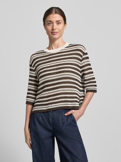 Frauenmodel trägt Strickshirt mit 3/4-Arm Modell 'Punny' von OPUS aus Baumwoll-Mix, gestreift, Regular-Fit, Rundhalsausschnitt, Nahaufnahme Oberkörper.