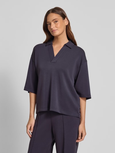 Frauenmodel trägt T-Shirt aus Modal-Mix mit Umlegekragen und V-Ausschnitt von Jake*s Casual, Dunkelblau, Relaxed Fit, Nahaufnahme Oberkörper.