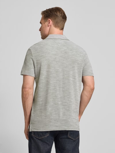 Männermodel trägt Regular Fit Poloshirt aus reiner Baumwolle von Tommy Hilfiger in Melange-Optik mit Logo-Stitching, Ganzkörperansicht Rückansicht.