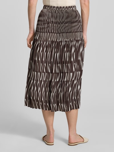 Vrouwenmodel draagt Midirok in plooien-look model 'Ribane' van OPUS, elastische band met tunnelkoord, licht A-lijn, totaallengte 82 cm, bandwijdte 35 cm, zwart-wit dessin, licht materiaal, Ganzkörperansicht Rückansicht.