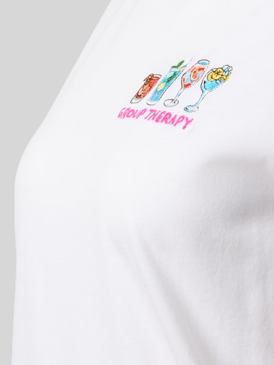 Frauenmodel trägt Damen T-Shirt mit Motiv- und Statement-Stitching Modell 'EMILIE' von MC2 Saint Barth, reine Baumwolle, Nahaufnahme Oberkörper.