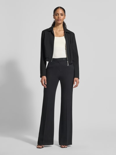 Frauenmodel trägt Schmale Hose aus reiner Viskose Modell 'TALIA4' von BOSS, Optik: Unifarben, Passform: Schmal, Ganzkörperansicht von vorne.