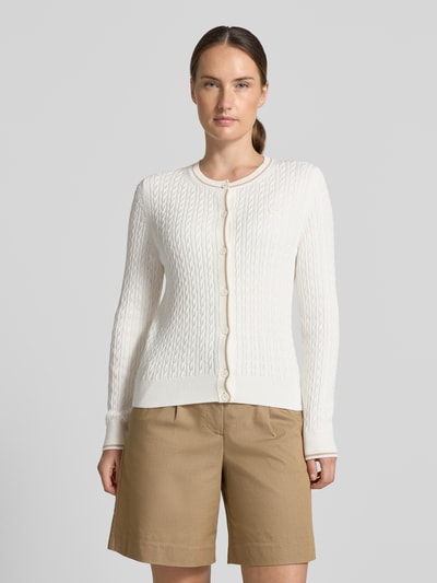 Frauenmodel trägt Regular Fit aus Baumwoll-Mix von Lacoste in Creme mit Strickstruktur, Damen Strickjacke, Ganzkörperansicht von vorne.