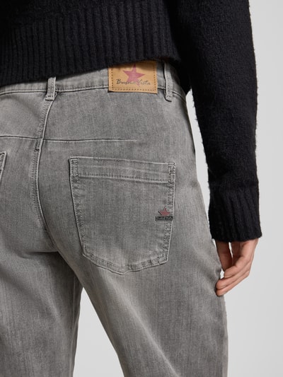 Frauenmodel trägt Barrel Jeans mit Eingrifftaschen von Buena Vista im Used-Look, Baumwoll-Mix mit Viskose-Anteil, Detailaufnahme Rückansicht.