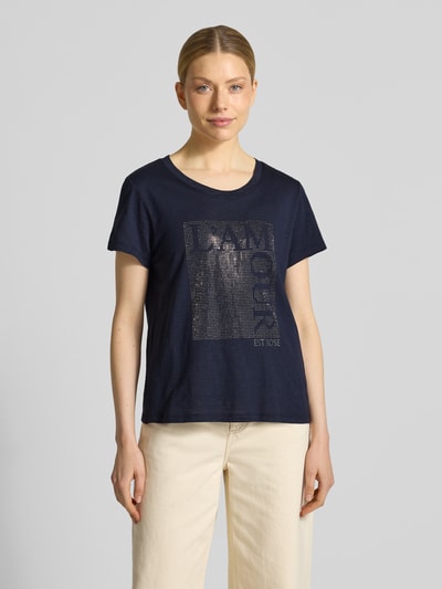 Frauenmodel trägt T-Shirt mit Ziersteinbesatz und Rundhalsausschnitt von monari, dunkelblau, Baumwoll-Micromodal-Mix, Regular-Fit, Damen T-Shirt, Rückenlänge bei Größe 36: 58 cm, Ganzkörperansicht von vorne.