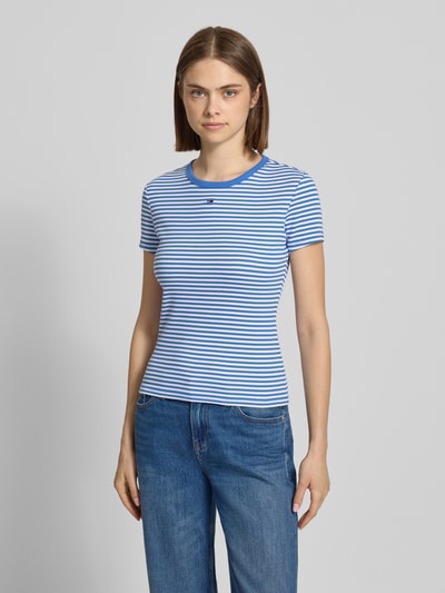 Frauenmodel trägt Slim Fit T-Shirts aus Baumwoll-Mix im 2-er-Pack von Tommy Jeans mit Mehrfarbig Optik, Logo-Stitching, Rundhals-Ausschnitt, Kurzarm, Material: Baumwoll-Mix, Ganzkörperansicht von vorne.