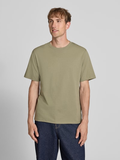 Mannelijk model draagt t-shirt met ronde hals Model 'ORGANIC' van JACK & JONES in effen lichtgroen, puur katoen, recht model, ruglengte bij maat M 68 cm, voorkant volledige lichaamsopname.