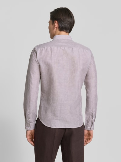 Männermodel trägt Casual Fit Freizeithemd mit Kentkragen Modell 'Mike' von JOOP! Collection, gestreifter Leinen-Baumwoll-Mix, Ganzkörperansicht Rückansicht.