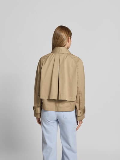 Frauenmodel trägt Relaxed Fit Jacke mit Umlegekragen von Joseph in Beige aus Reine Baumwolle mit Eingrifftaschen und doppelter Knopfleiste, Rückenlänge 46 cm, Brustweite 55 cm, Ärmellänge 58 cm, Ganzkörperansicht Rückansicht.
