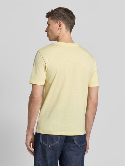 Männermodel trägt Regular Fit T-Shirt mit Rundhalsausschnitt von MCNEAL in hellem Gelb aus Baumwolle, glatte Textur, Rückansicht, Ganzkörperansicht.
