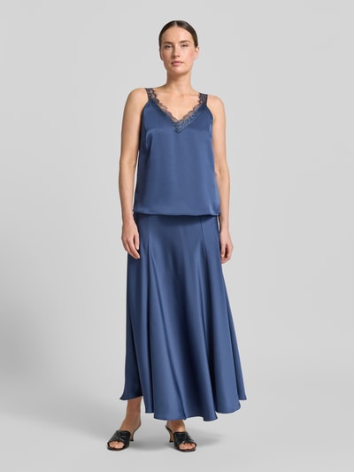 Frauenmodel trägt Maxirock aus Satin mit elastischem Bund von Zero in Blau, A-Linie, Teilungsnähte, glatte Textur, Ganzkörperansicht von vorne.