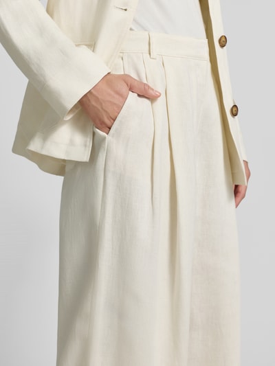 Frauenmodel trägt Barrel Fit Hose aus Leinen-Viskose-Mix von Jake*s Collection, cremefarben mit Gelegten Falten, Eingrifftaschen, Nahaufnahme Oberkörper. Bundweite bei Größe 38: 39 cm, Innenbeinlänge bei Größe 38: 76 cm.