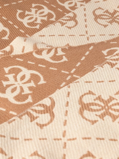Produktfoto, Schal mit Viskose-Anteil von GUESS, beiger und cremefarbener Material-Mix mit Logo-Details und Fransen, rechteckige Form, Damen Schal von GUESS, Textur im Nahbereich sichtbar, Maße ca. 70 x 190 cm