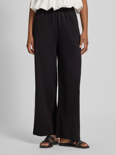 Frauenmodel trägt Stoffhose in verkürzter Passform Modell 'CISSIE' von Soyaconcept, Reine Baumwolle, Wide-Leg, elastischer Bund, Tunnelzug, Nahaufnahme Oberkörper.