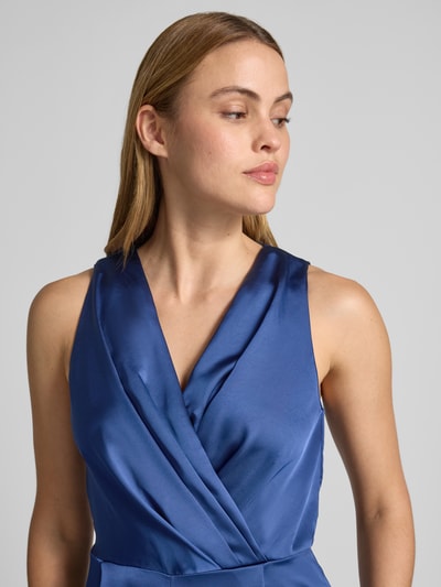 Kobiece modelka nosi Jumpsuit aus Satin mit V-Ausschnitt od Rinascimento, satyna, krój regular fit, drapowania, zbliżenie na górną część ciała.