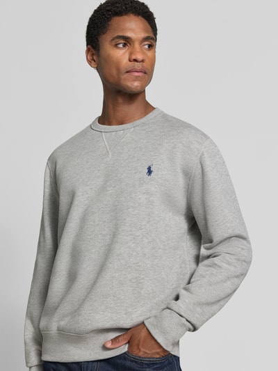 Männermodel trägt grijs regular fit sweatshirt van katoenmix met blauw logo, zachte textuur, Heren sweatshirt van Polo Ralph Lauren, Nahaufnahme Oberkörper