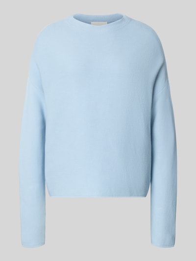 Produktfoto, hellblauer Loose Fit Pullover aus reiner Baumwolle Modell 'MERINAA' von ARMEDANGELS vor grauem Hintergrund, glatte Textur