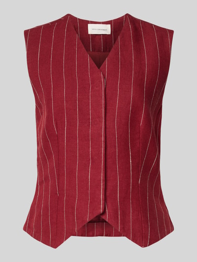 Produktfoto, Weste aus Leinen-Mix Modell 'Claritte' von MSCH Copenhagen in Rot mit schmalen weißen Längsstreifen, V-Ausschnitt, Regular-Fit, Struktur mit feiner Leinen-Viskose-Anteil, Vorderansicht, Rückenlänge 54 cm, Schulterbreite 37 cm, Brustweite 42 cm