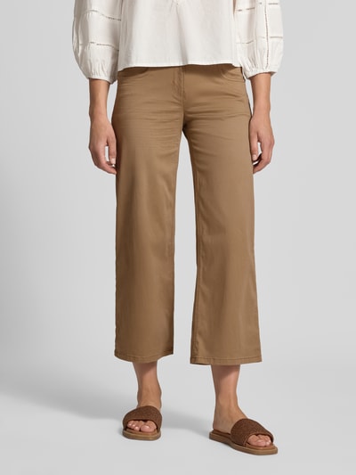 Frauenmodel trägt Cropped Fit Culotte aus Baumwoll-Mix 'TTCulotte' von Tom Tailor in Hellbraun, strukturierte Oberfläche, Ganzkörperansicht von vorne, Damen Culotte von Tom Tailor.