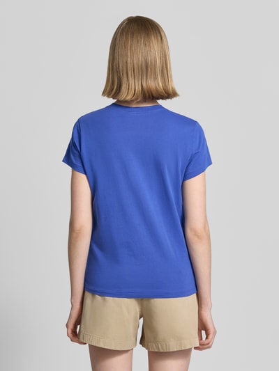 Frauenmodel trägt Regular Fit T-Shirt aus reiner Baumwolle von Polo Ralph Lauren in Unifarben, kurze Ärmel, Rundhals, Ganzkörperansicht Rückansicht